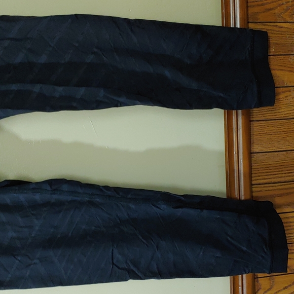 Lululemon Textured Lines Capri Leggings 6 - Picture 5 of 15